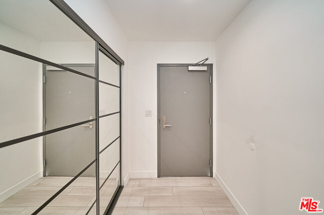 Building Photo - 137 S Maple Dr