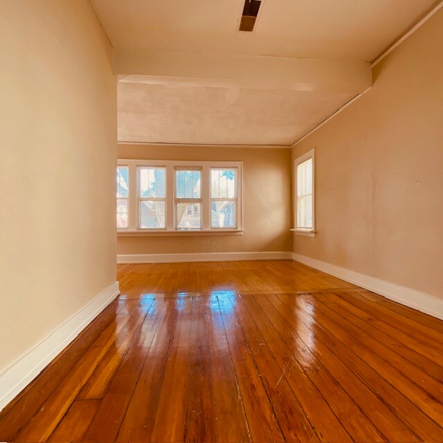 Foto del edificio - 2474 N Bartlett Ave