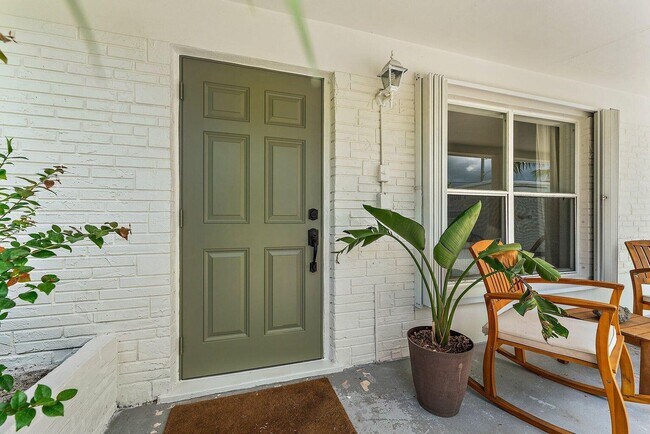 Building Photo - 12 Pineview Rd