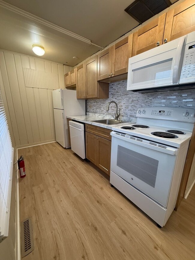 Building Photo - 2 Bedroom/ 1 Bathroom House
