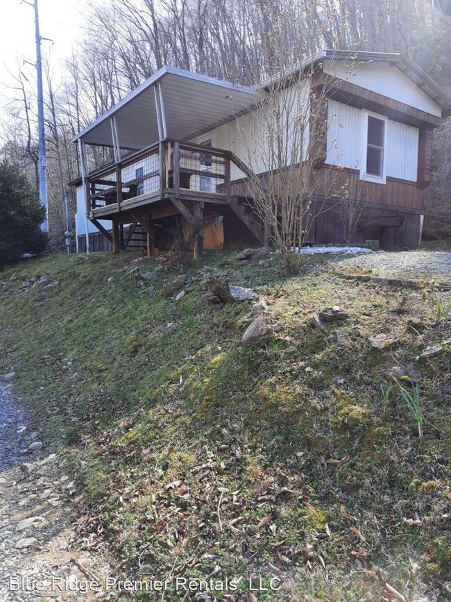 Building Photo - 2 br, 1 bath House - 462 Tunnel Mountain Road