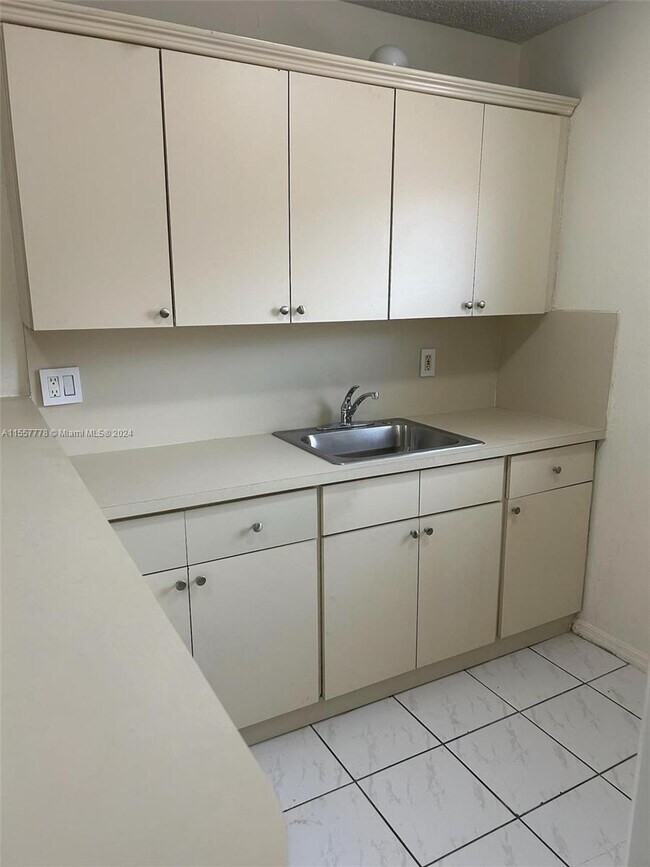 Foto del edificio - 2651 NW 13th St
