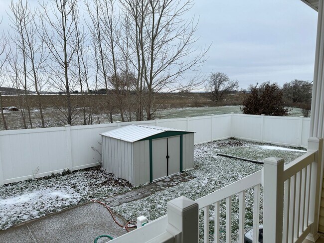 Building Photo - 4 Bedroom Townhome