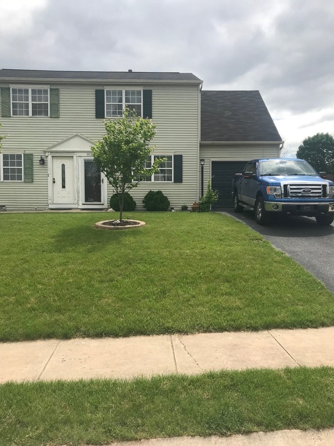Building Photo - 1634 Blue Jay Dr