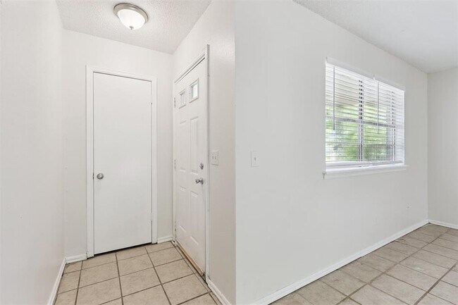 Foto del edificio - 3320 Hampton Rd