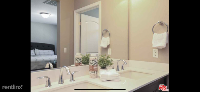 Foto del edificio - 1 br, 1 bath Townhome - 14860 W Maple Ter