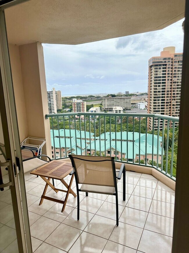 Foto del edificio - Golf course and Ocean Views  from this 3 bedroom 2 bath condo!