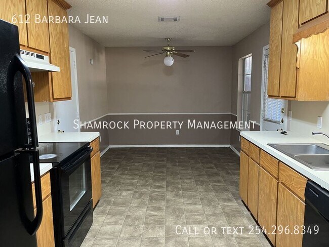 Building Photo - Duplex in Midway ISD