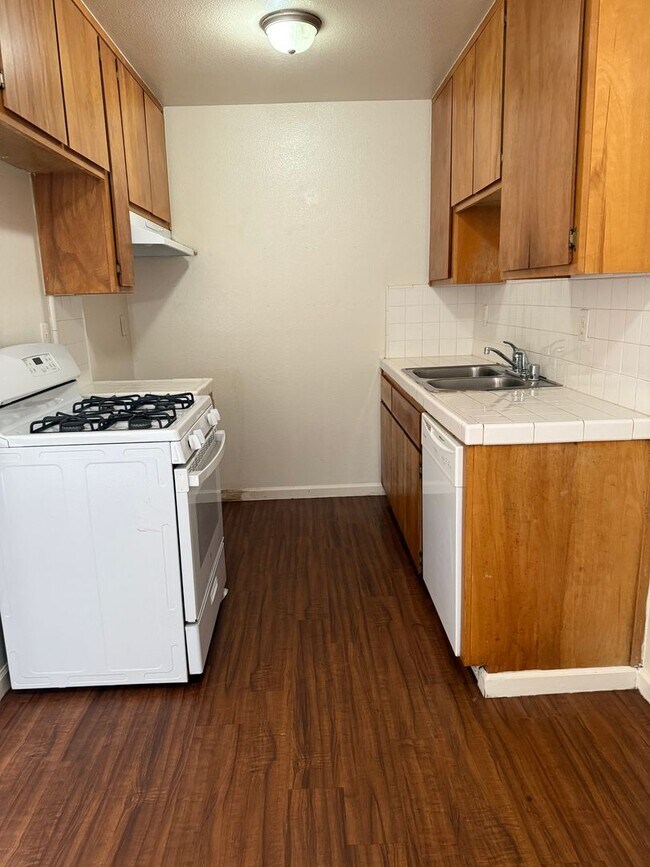 Foto del edificio - 3 BEDROOM 2 BATHROOM DUPLEX -