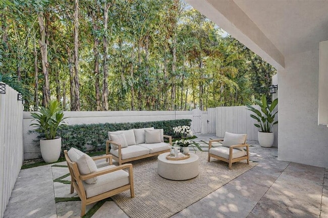 Building Photo - 1610 NE 1st St