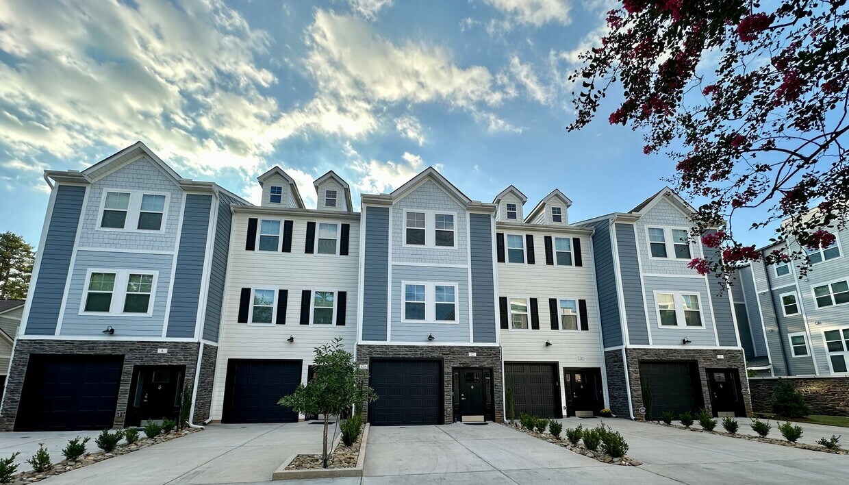 Foto principal - You can't beat this lakefront Clemson townhome! Brand New Construction!