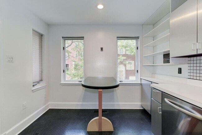Foto del edificio - 3917 Georgetown Ct NW