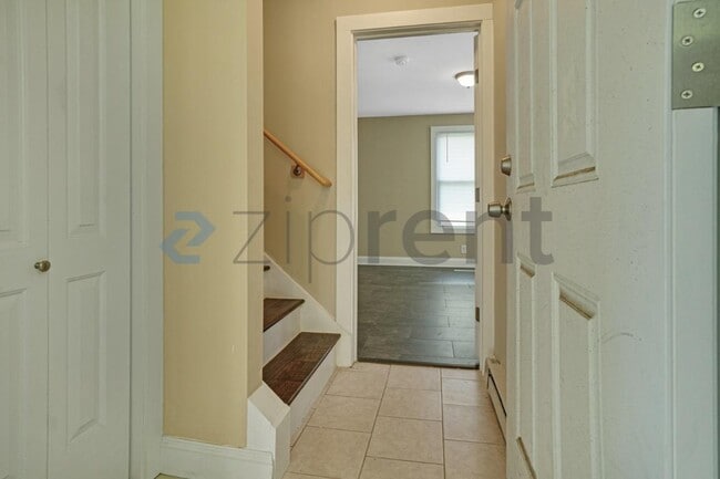 Building Photo - Unit 2