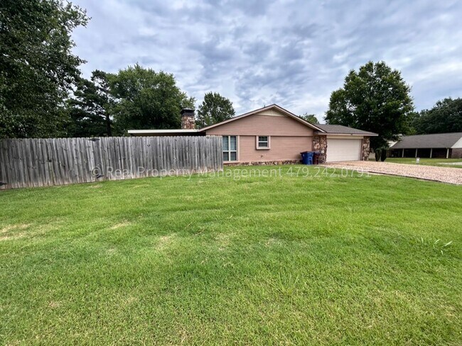 Building Photo - HALF OFF MOVE IN RENT! 3 Bed 2 Bath house in desirable neighborhood!