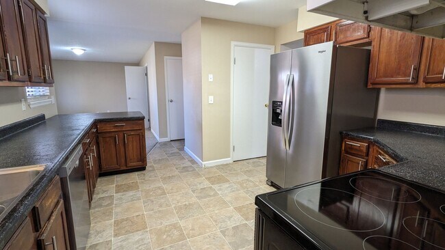 Foto del edificio - SPACIOUS TWO STORY 3 BED/2.5 BATH WITH FEN...