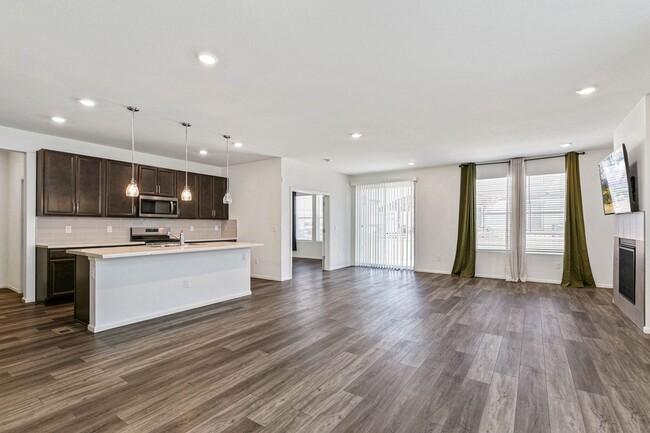 Building Photo - Open Floor Plan!