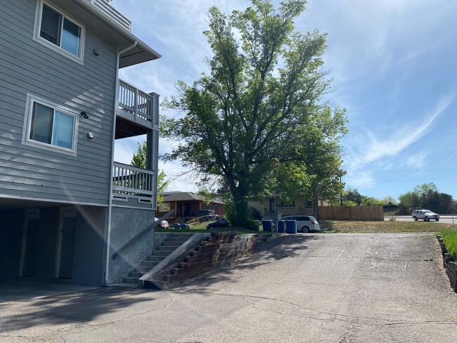 Building Photo - Large 1-bedroom condo with covered parking!  All appliances!