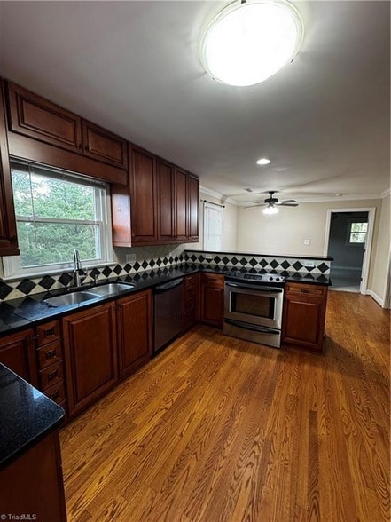 Building Photo - 505 Willow Dr