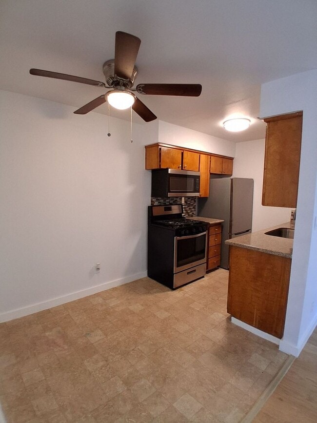 Building Photo - 1190 S Winery Ave