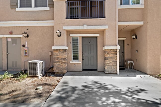 Building Photo - 2 bedroom Condo with an attached garage an...