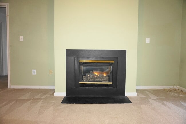 Building Photo - Charming 2br/2ba Condo w/ Balcony in Reist...