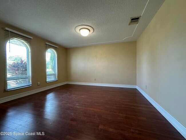 Foto del edificio - 1084 Herne Ave NE