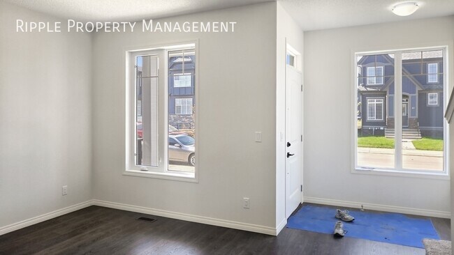 Photo du bâtiment - Modern 4 Beds, 2.5 Baths Main Floor/ Upper...