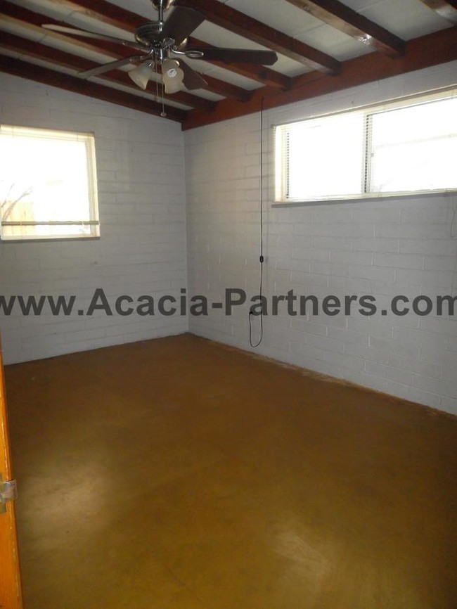 Building Photo - 443 E McMillan Dr