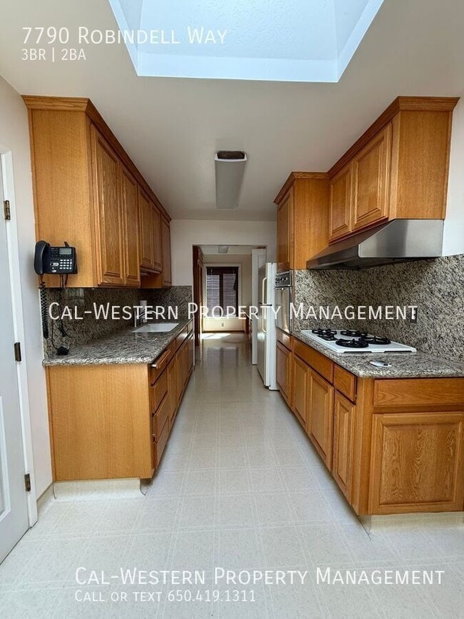 Building Photo - 7790 Robindell Way
