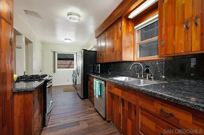 Building Photo - 246 Elm Ave