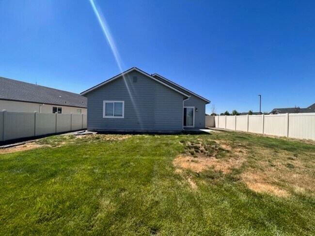 Building Photo - Beautiful 3 bedroom 2 bathroom home