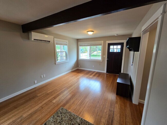 Foto del edificio - CUTE 3 bedroom Rambler with AC & Family Room