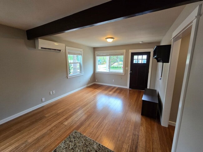 Building Photo - Shoreline CUTE 3 bedroom Rambler with AC &...