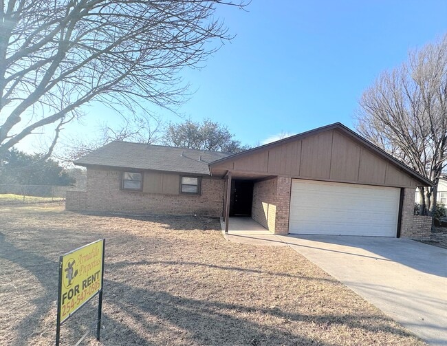 Building Photo - 2204 Phyllis Dr