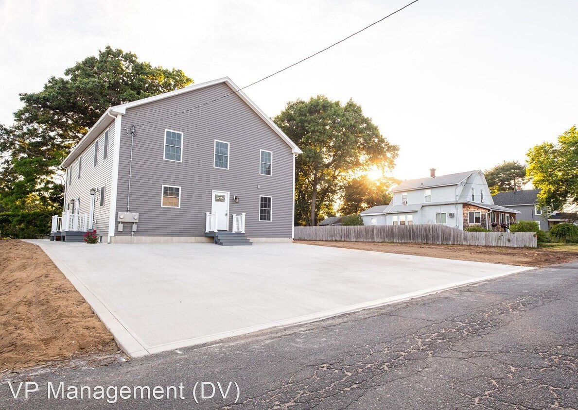 1113 Wilson St, Agawam, MA 01001 Room for Rent in Agawam, MA