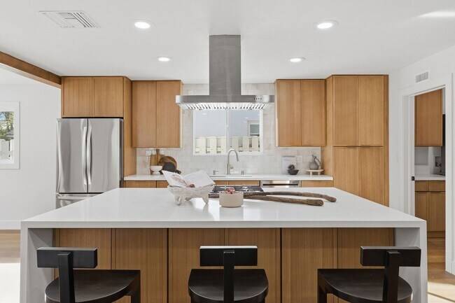 Building Photo - Newly Renovated Home in the Heart of West Hills!