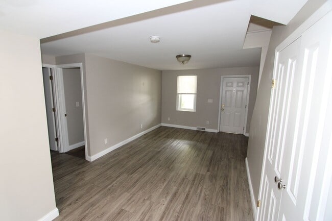 Building Photo - 4 Bedroom 2 Bathroom Multi Family House