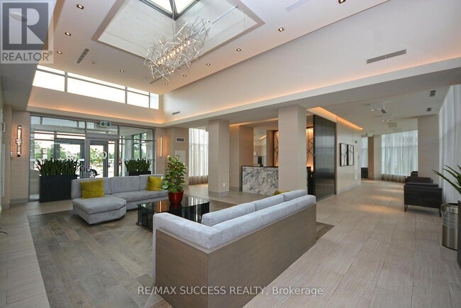 Building Photo - 4655 Glen Erin Dr