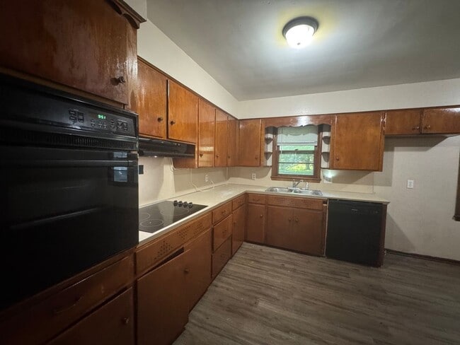 Building Photo - Cute 3 Bedroom Home Available Now