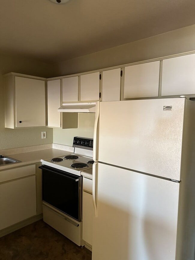 Building Photo - Unfurnished Full Time Apartment