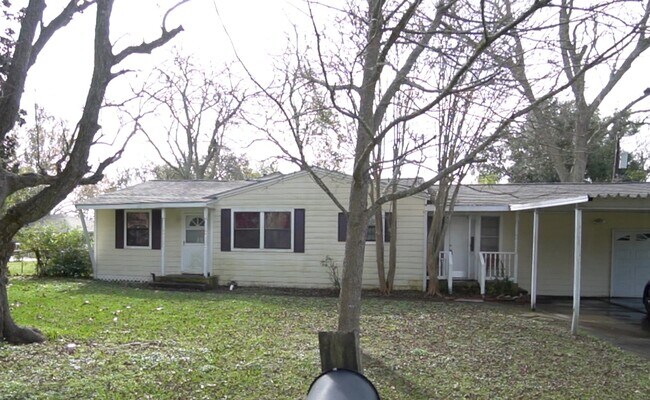 Building Photo - 8009 White Ave