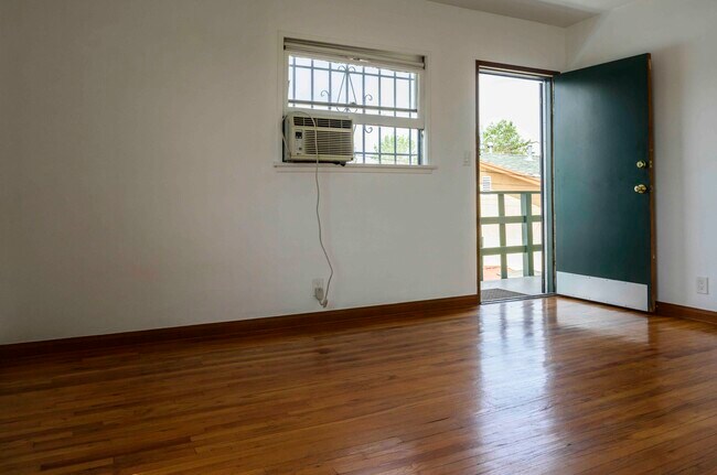 North facing entry - 835 N Wilton Pl