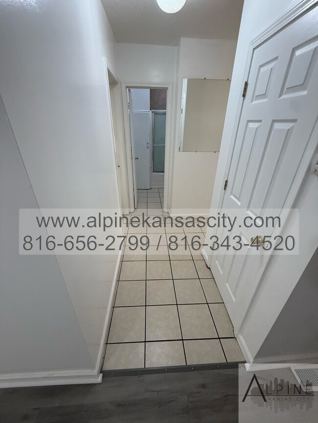 Building Photo - Super Affordable HOUSE In Center School Di...