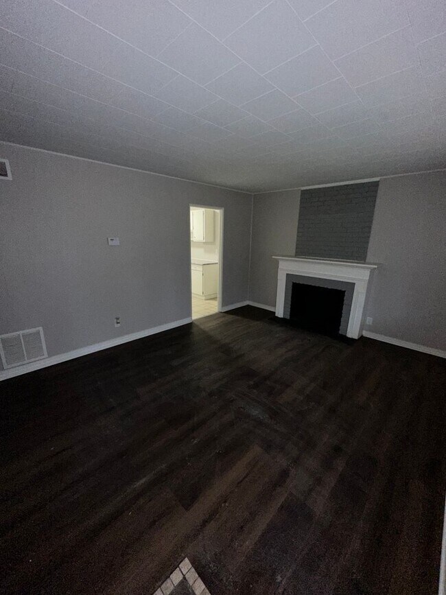 Building Photo - Charming 3 Bed 1 Bath Ranch House for Rent...