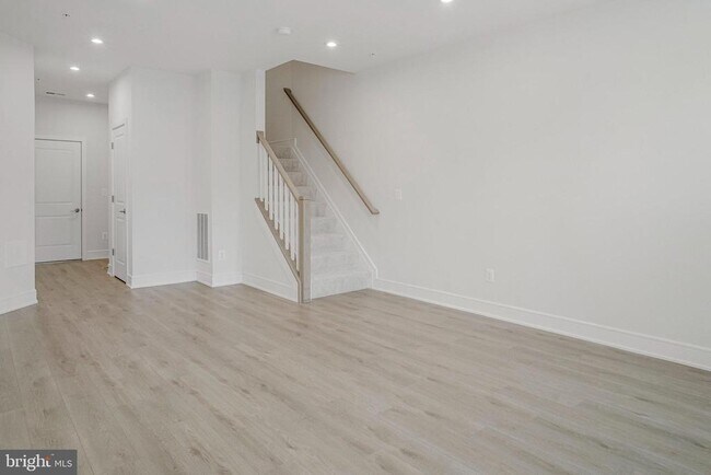Building Photo - 43288 Farringdon Sq