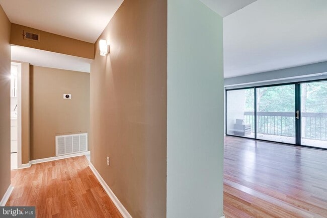 Building Photo - 2210 Springwood Dr