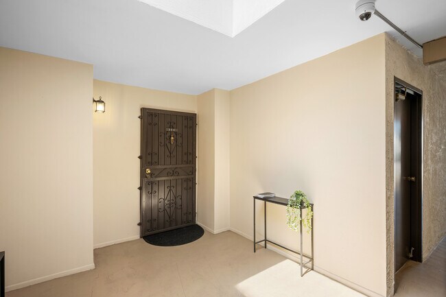 Foto del edificio - 635 E Elmwood Ave
