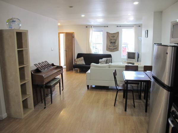 Building Photo - Huge 1 Bdr Apt with private backyard