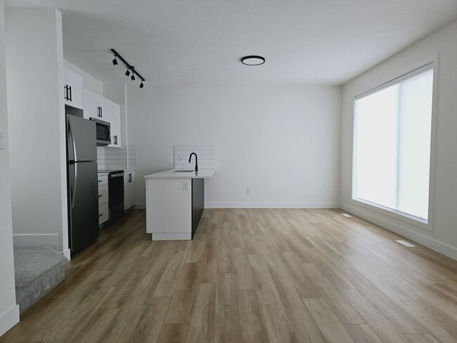 Building Photo - 10050-10115 115 Ave NW