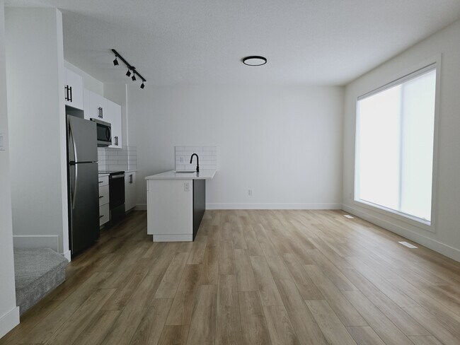 Photo du bâtiment - 10050-10115 115 Ave NW